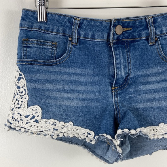 ✨3/$25✨ Urban Heritage Crochet Detailed Denim Shorts - 7 - Picture 2 of 8
